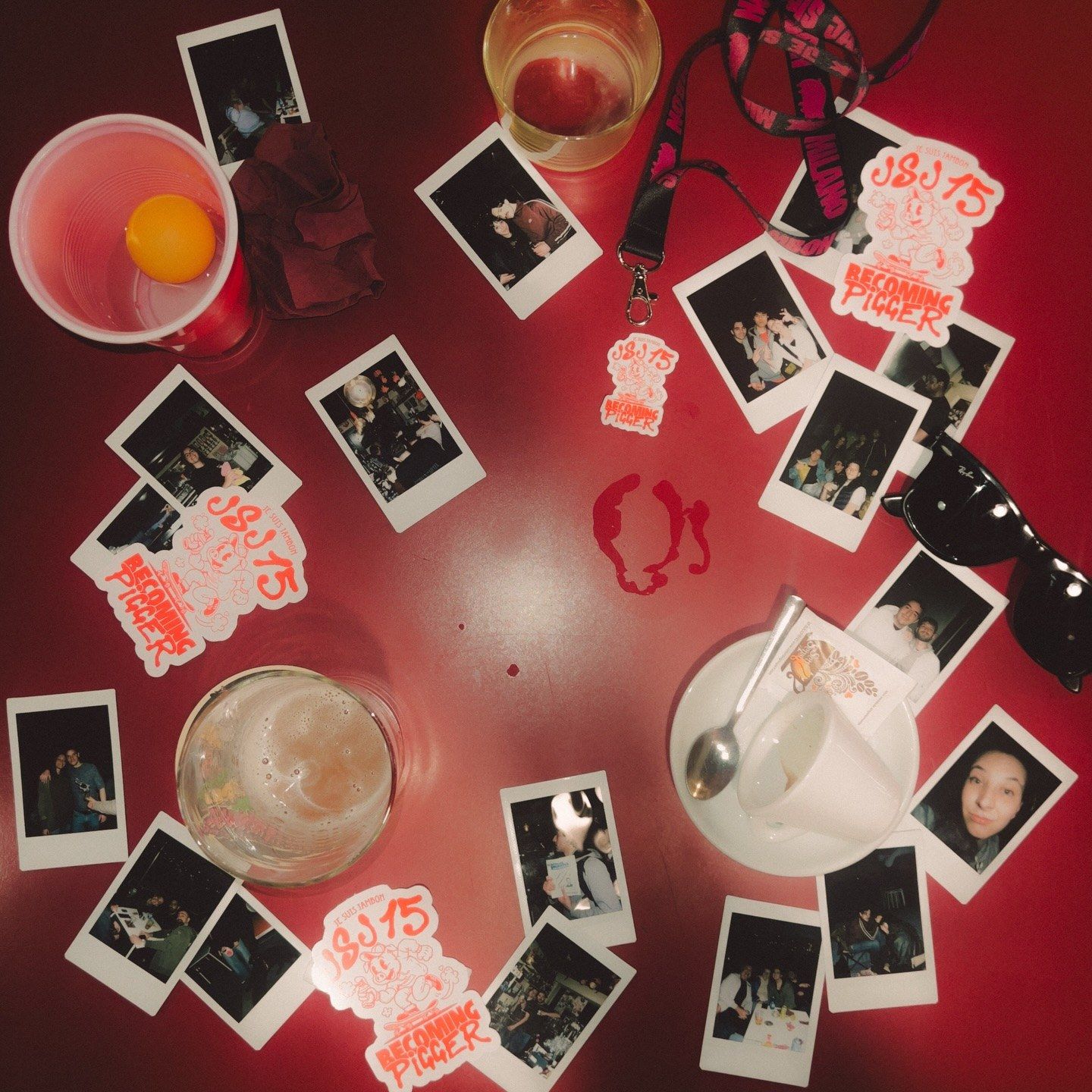 Polaroid della festa sparse su un tavolo rosso