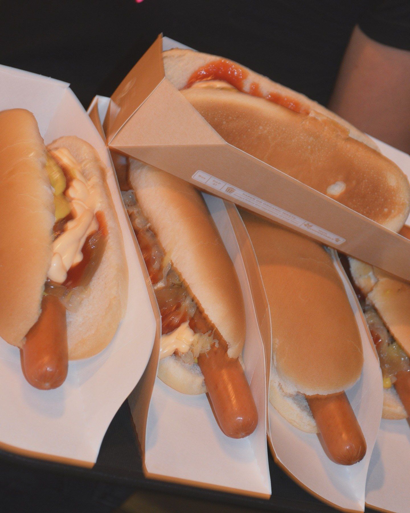 Vassoio di hot dog con würstel e senape