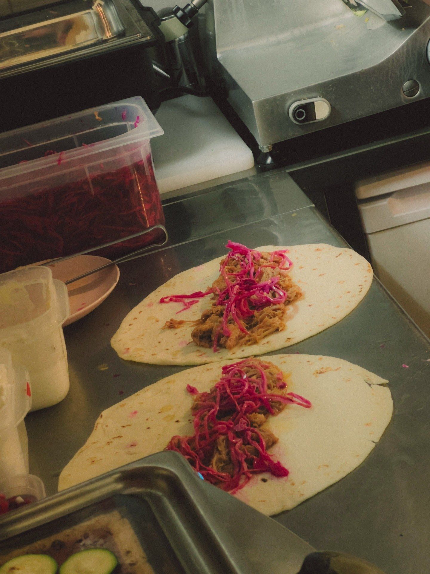 Piadine aperte sul bancone, farcite con pulled pork e cavolo rosso