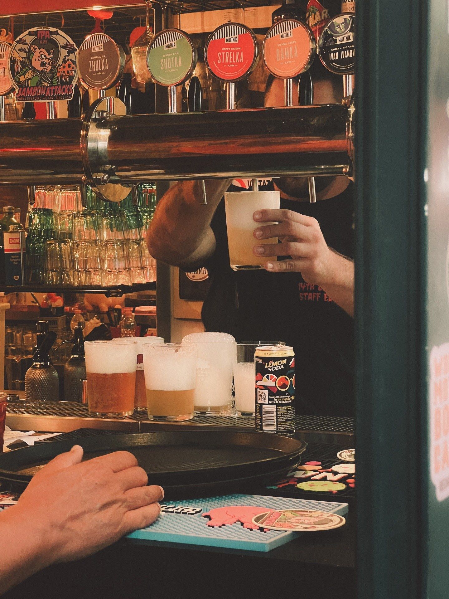 Il bancone con le spine delle birre artigianali, tra cui Jambon Attacks, Zhulka e Ivan Ivanovich