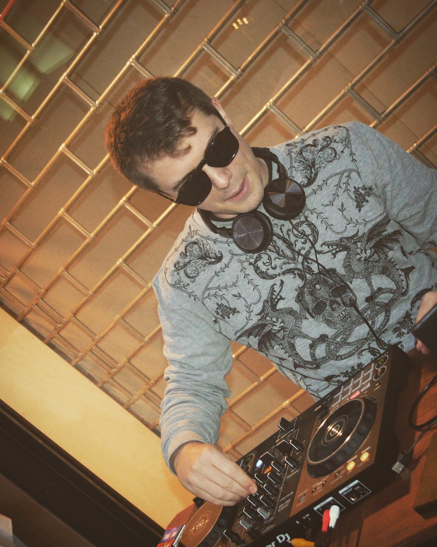 Il DJ alla consolle durante lo Student Party