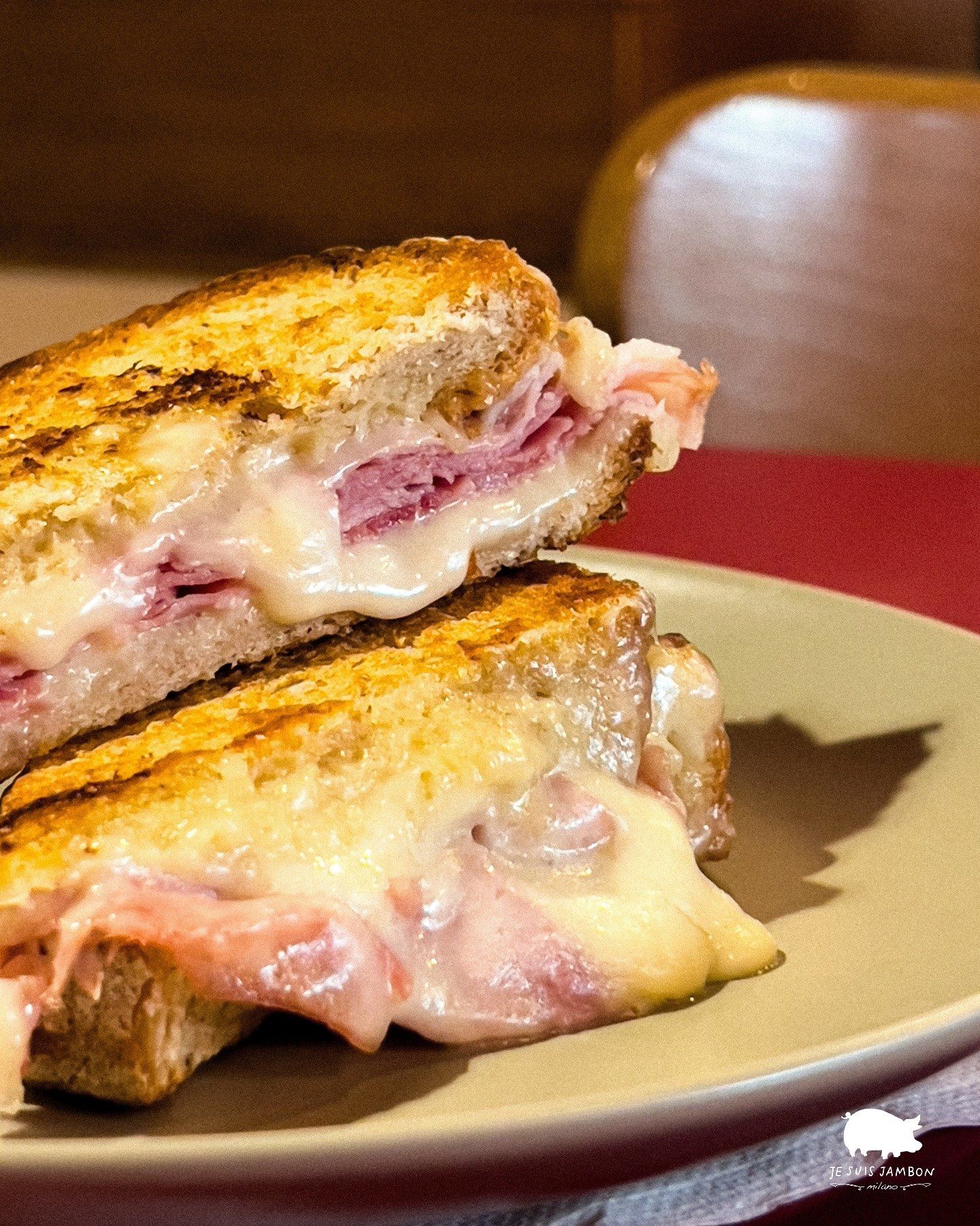 Toast con prosciutto cotto e fontina filante